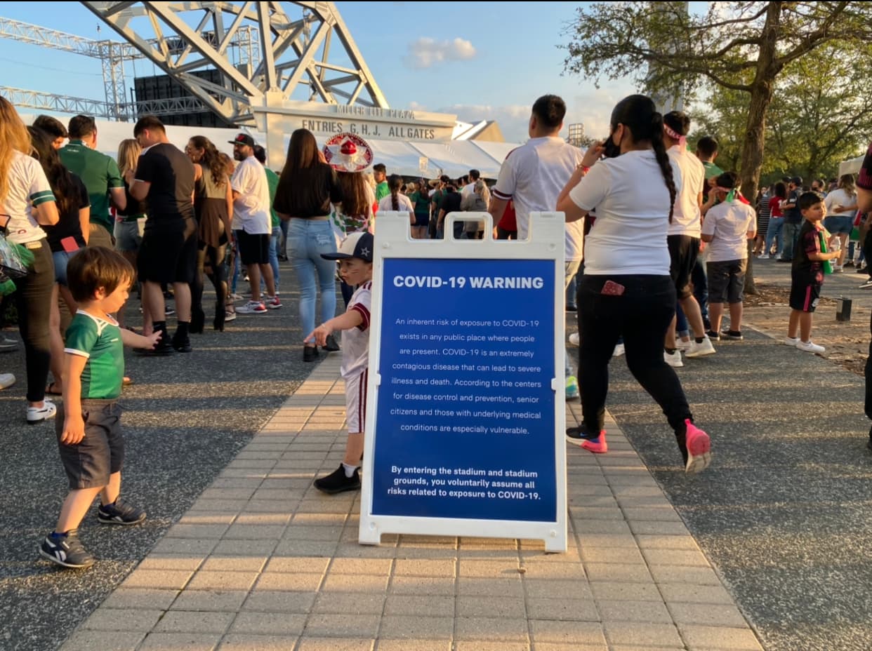 Las mascarillas eran obligatorias dentro del estadio siempre y cuando no estuvieran consumiendo comida o bebidas.