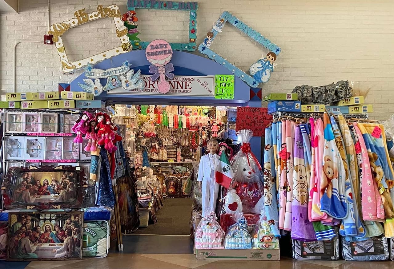 Decoraciones y regalos Adrienne. Ropa para niños. Diferentes estilos y todas las medida en Belvidere Mall, Waukegan Il 60085.