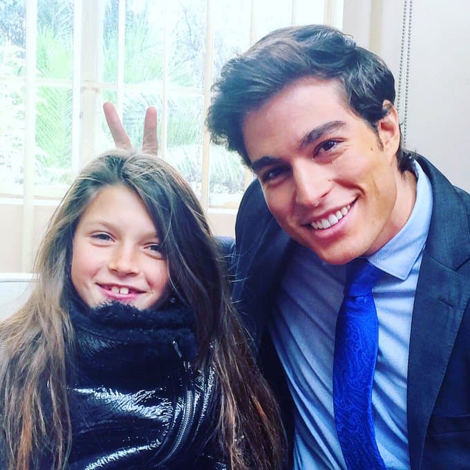 La esposa del 
<b><a href="https://www.univision.com/famosos/sergio-mayer-vuelve-al-centro-de-la-atencion-ahora-por-llegar-en-falda-a-una-entrega-de-premios-fotos">diputado y también actor Sergio Mayer</a></b> dijo que Camila Antonia, en esta foto junto a 
<b>Danilo Carrera</b>, es una niña muy "independiente".