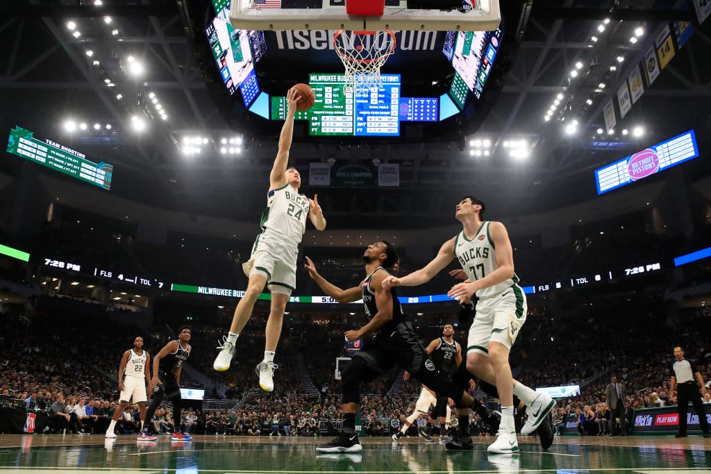 Por segundo juego consecutivo en la serie, Milwaukee registró más del 50 por ciento de efectividad en tiros de campo. En el Juego 2 hundieron el 52.2 por ciento de sus lanzamientos a la canasta.