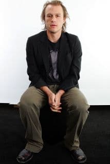 El actor de origen australiano, Heath Ledger murió en su departamento de Nueva York a causa de una sobredosis de medicamentos, el 22 de enero de 2008, justo en uno de los momento más importantes de su carrera, pues estaba por estrenar varias películas, entre ellas "The Dark Nigth", en la qiue interpretó a The Jocker.