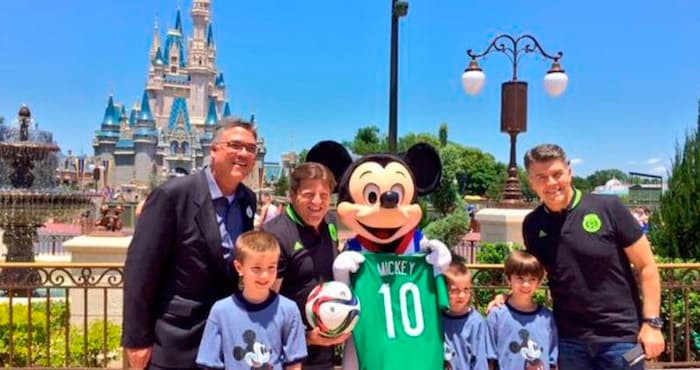 Hasta el mismísimo
<b>Mickey Mouse</b> tiene su propia playera de la Selección Mexicana con el número 10.