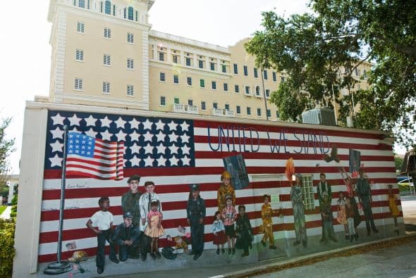 También en Clearwater está el Flag Building, que ocupa una manzana que tiende un puente a otra propiedad de la iglesia, el Fort Harrison Hotel.