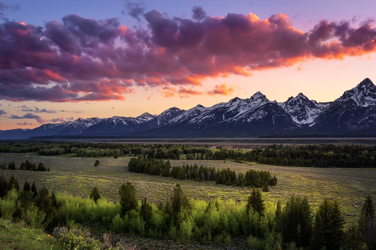 <b>Puesto 13: condado de Teton (Wyoming)</b>
<br>
<br>En este condado se encuentra el Parque Nacional Grand Teton y una gran parte del Parque Nacional Yellowstone. Teton es famoso por su diversa vida silvestre, paisajes y condiciones ideales para practicar esquí. 
<br>
<br>
<b>Datos destacados de Teton:</b>
<br>
<br>La expectativa de vida es de 89.5 años de edad (el promedio nacional es de 77.5 años).
<br>
<br>El gasto público anual por estudiante es de 19,184 dólares (el promedio nacional es de 12,523 dólares) y 61.5% de la población tiene un grado de estudios avanzados (el promedio nacional es de 29.8%).
<br>
<br>La tasa de desempleo es de 2.8% (el promedio nacional es de 3.7%) y la tasa de pobreza es de 6.2% (el promedio nacional es de 14.2%).
<br>
<br>La prevalencia de diabetes es de 6.6% (el promedio nacional es de 10.5%) y la prevalencia de obesidad es de 18.8% (el promedio nacional es de 35.5%).
<br>
<br>En Teton hay solo 4.0 días al año con calor extremo (el promedio nacional es de 10.7 días).
<br>