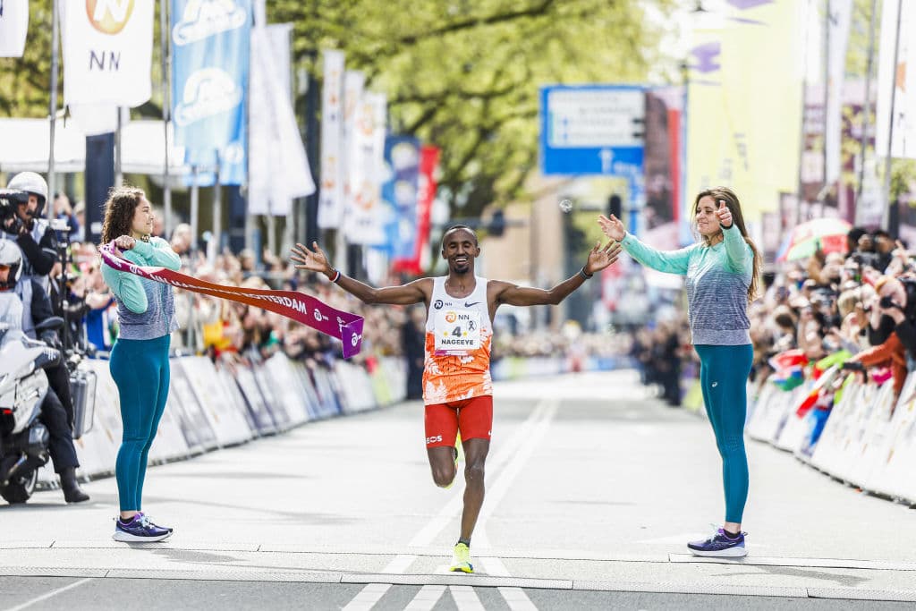 Nageeye se impuso en la categoría masculina con un tiempo de 2 horas, 7 minutos y 39 segundos, convirtiéndose en el primer neerlandés en ganar esta competencia.