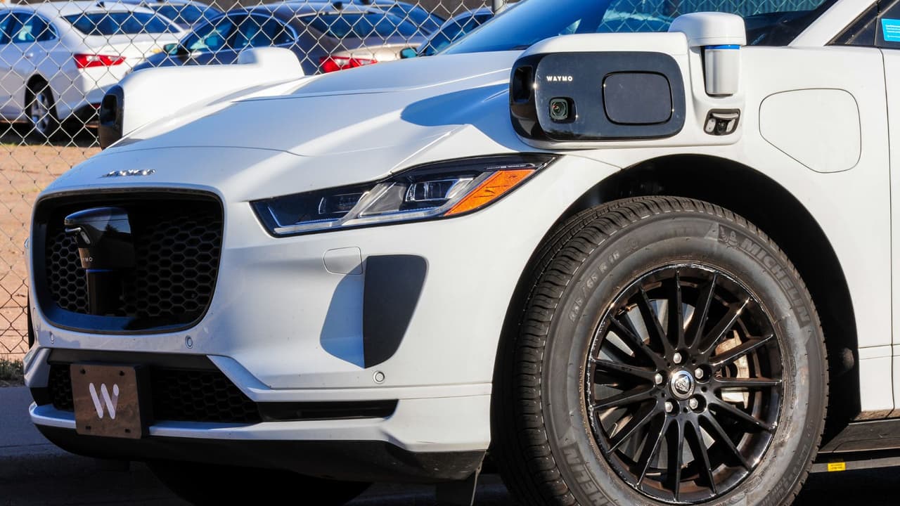 <h3 class="cms-H3-H3">¿Qué sigue? </h3>
<br>Waymo planea lanzar su servicio en Dallas en 2026, aunque probablemente comience con zonas específicas y luego se expanda. También tiene planes para llegar a Miami y Washington D. C. el mismo año. 
<b>La empresa dice que esto es solo el comienzo. </b>