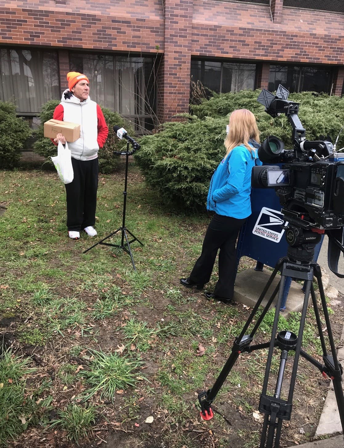 El equipo de A Tu Lado Berenice Gartner y Pablo Traverso trabajando en Westchester, NY, durante el brote de coronavirus.
