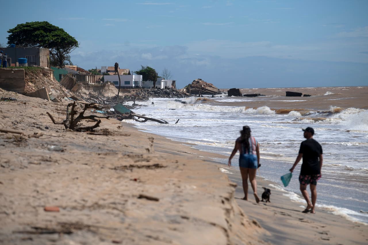 También propusieron la
<b> recuperación artificial de la playa transportando arena desde el fondo del delta del río. </b>Esta propuesta, formulada por el geólogo Bulhoes, se inspira en modelos de países como Holanda, España o EEUU y se propone "construir junto con la naturaleza, utilizando su fuerza para recomponer el sistema de la playa". Pero por ahora no ha salido nada del papel.