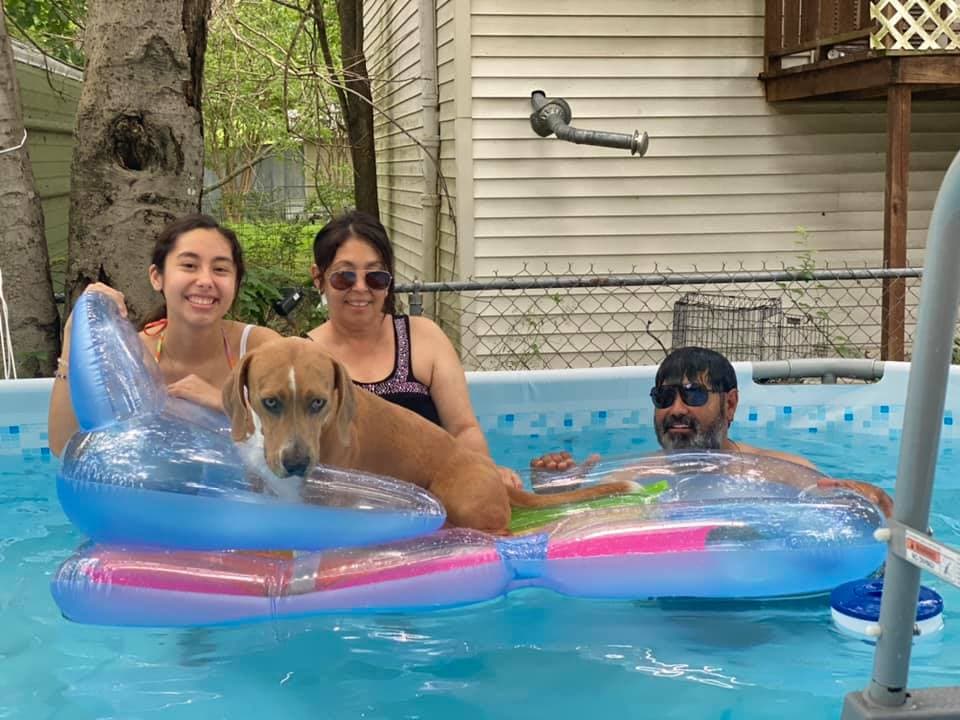 Salma Salma con la Familia Olvera deseándoles un feliz día del Padre a todos.