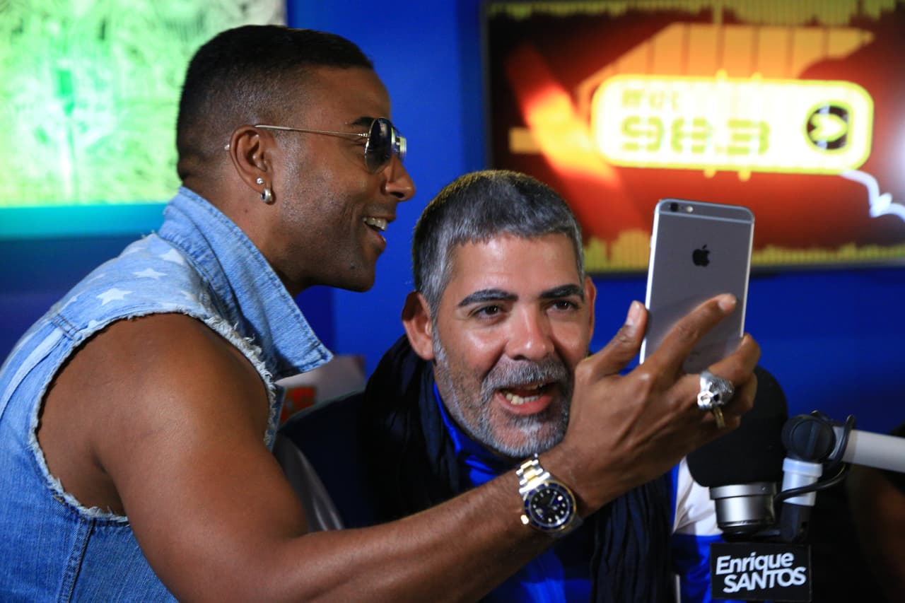 Roldán y Yotuel saludando a sus fans en Facebook Live.