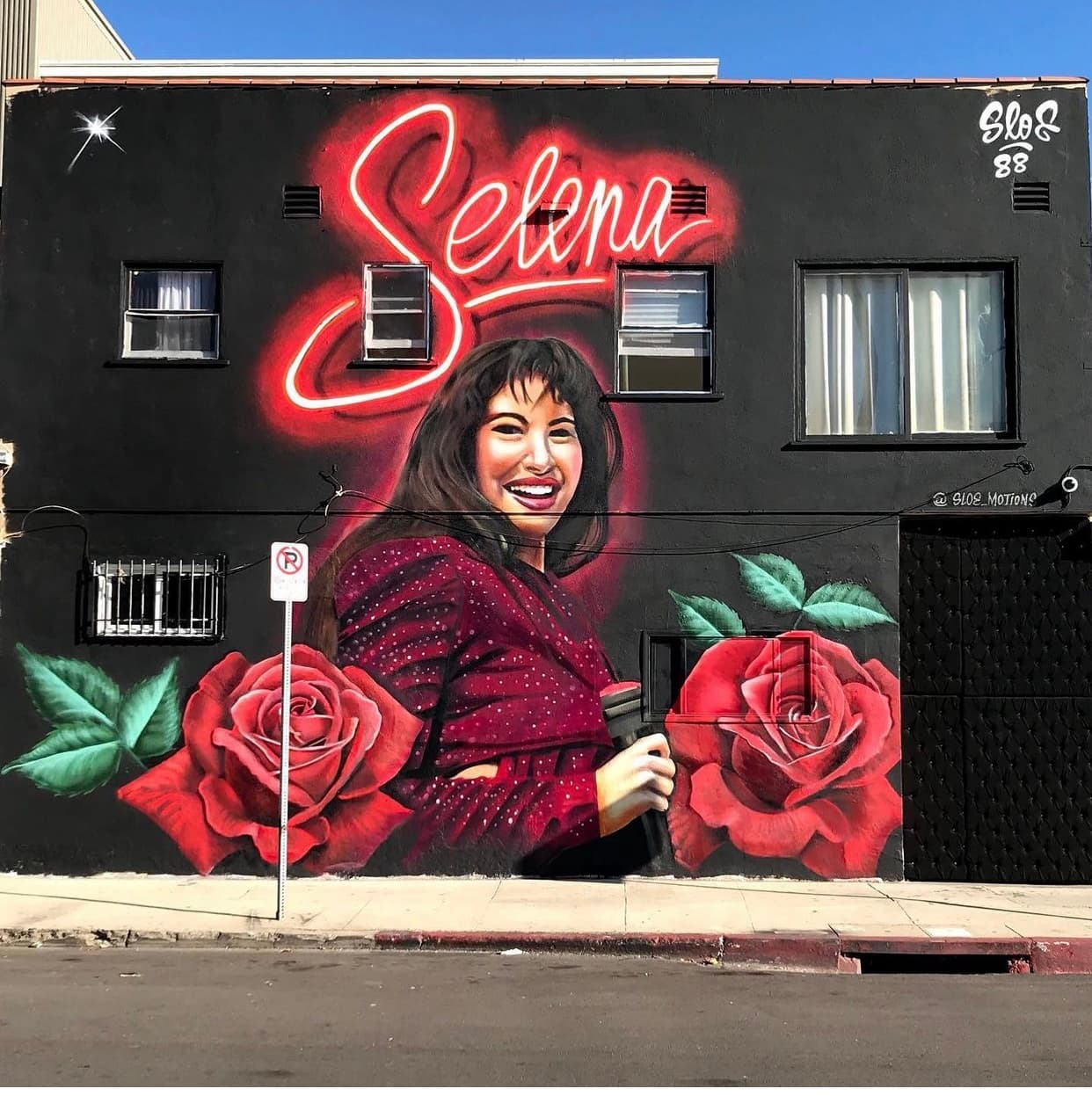 El artista conocido en las redes sociales como @sloe_motions pintó este mural en medio de 
<b>lluvia en el 2019 y fue uno de sus primeros proyectos de esta magnitud. </b>Se encuentra en Los Ángeles en 
<a href="https://www.google.com/maps/place/2433+W+Jefferson+Blvd,+Los+Angeles,+CA+90018/@34.0257085,-118.3244898,17z/data=!3m1!4b1!4m5!3m4!1s0x80c2b8157adcdd23:0xd61bdec0653eb43!8m2!3d34.0257041!4d-118.3222958" target="_blank">2433 W Jefferson Blvd, Los Ángeles, CA 90018. </a>