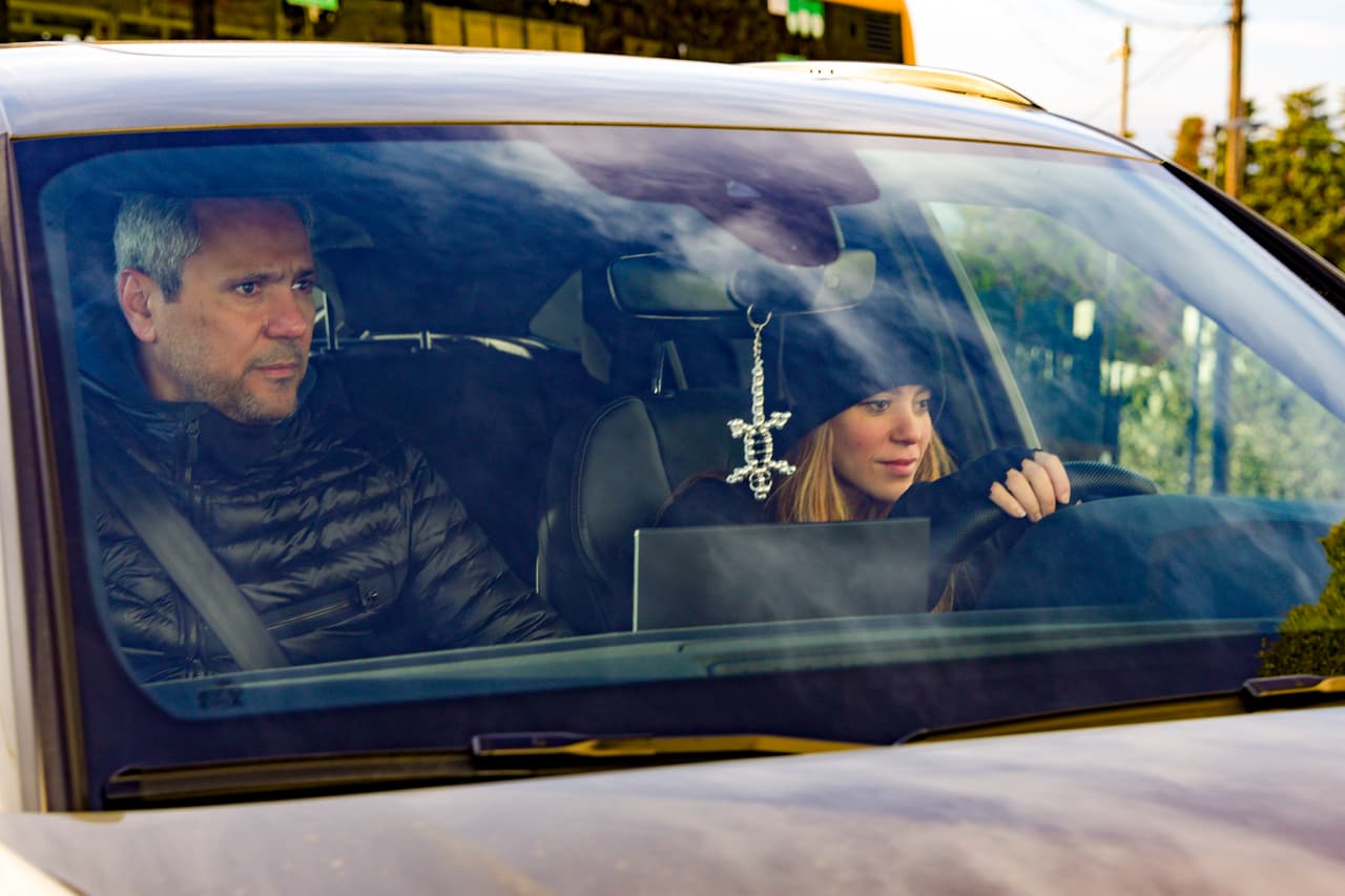 Las imágenes de Shakira después de dejar a sus hijos en la escuela fueron captadas el mismo día en que Gerard Piqué hiciera "oficial" su relación con Clara Chía en redes sociales.