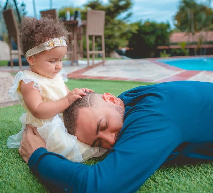 Al lado de una tierna imagen en la que aparece con Mya escribió: "En esta foto podemos ver a 
<b>Mya descubriendo el origen de sus cabellos</b>. Happy 'Finde'".
<br>