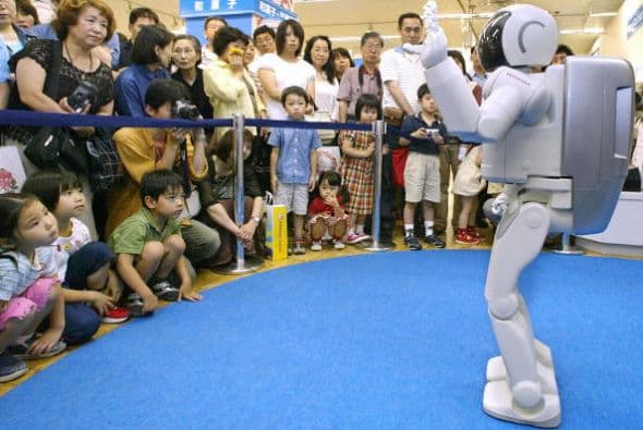 ASIMO ha sufrido bastantes cambios físicos desde su presentación en el año 2000 a la fecha.