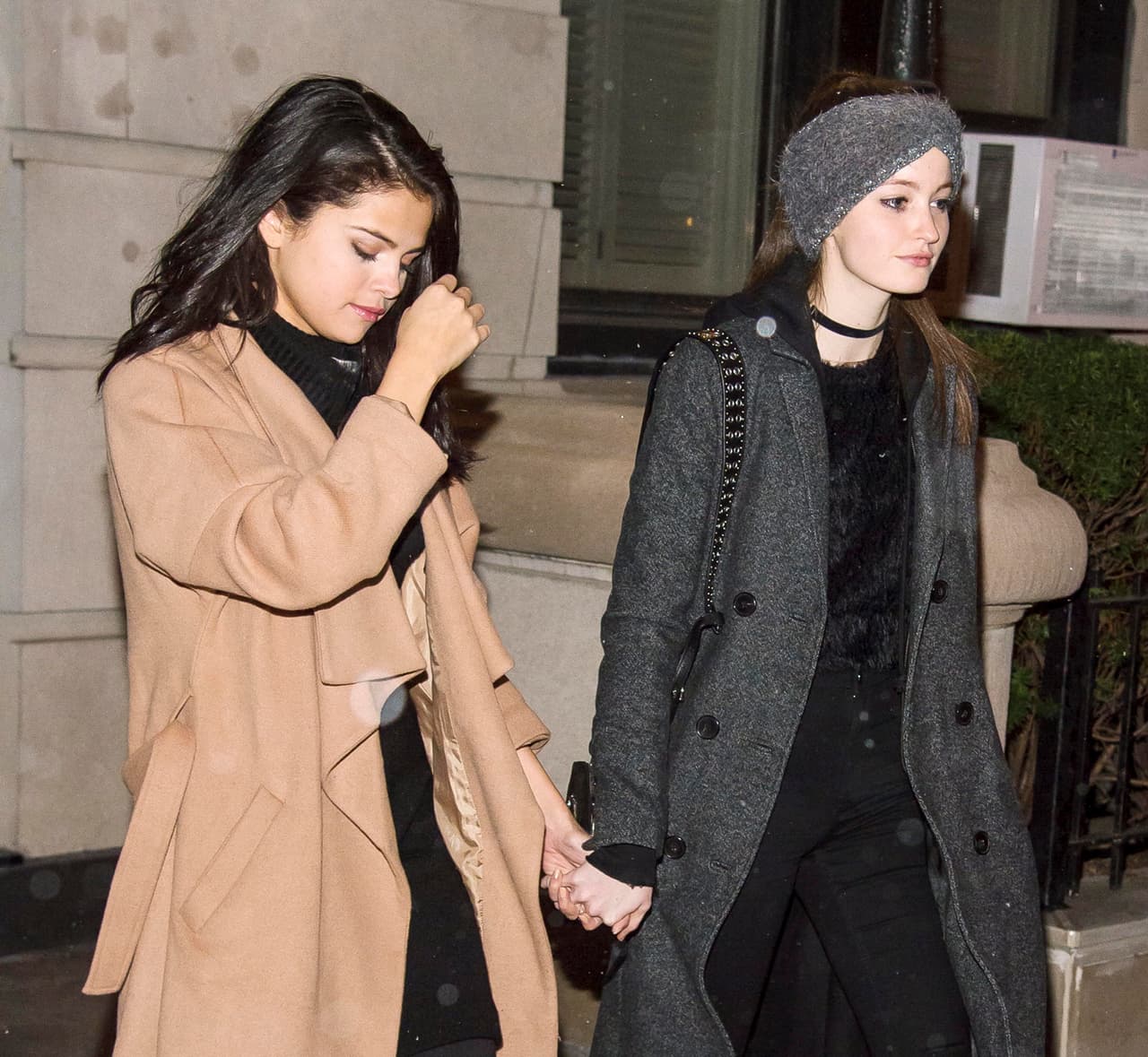 Pareciera como si tratara de ocultarse, pero ya todos la habían visto.