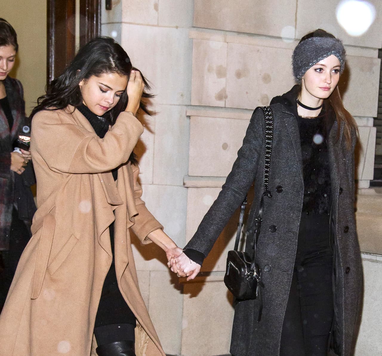 Lo cierto es que la bella mujer que la acompañaba también robó suspiros.