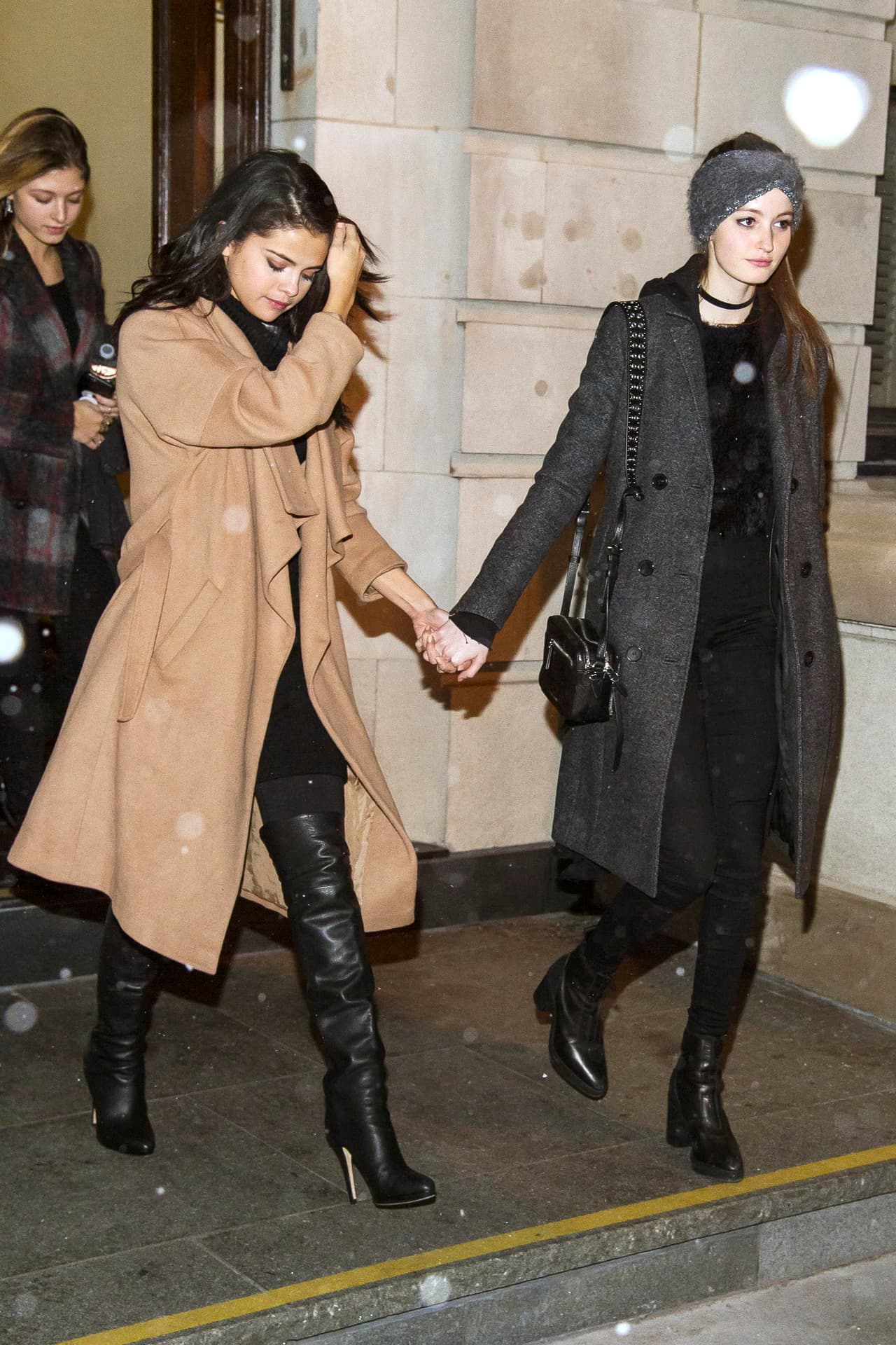 Este par de bellezas salió de un restaurante en la ciudad de Nueva York, fueron a cenar y nadie dejó de mirarlas...