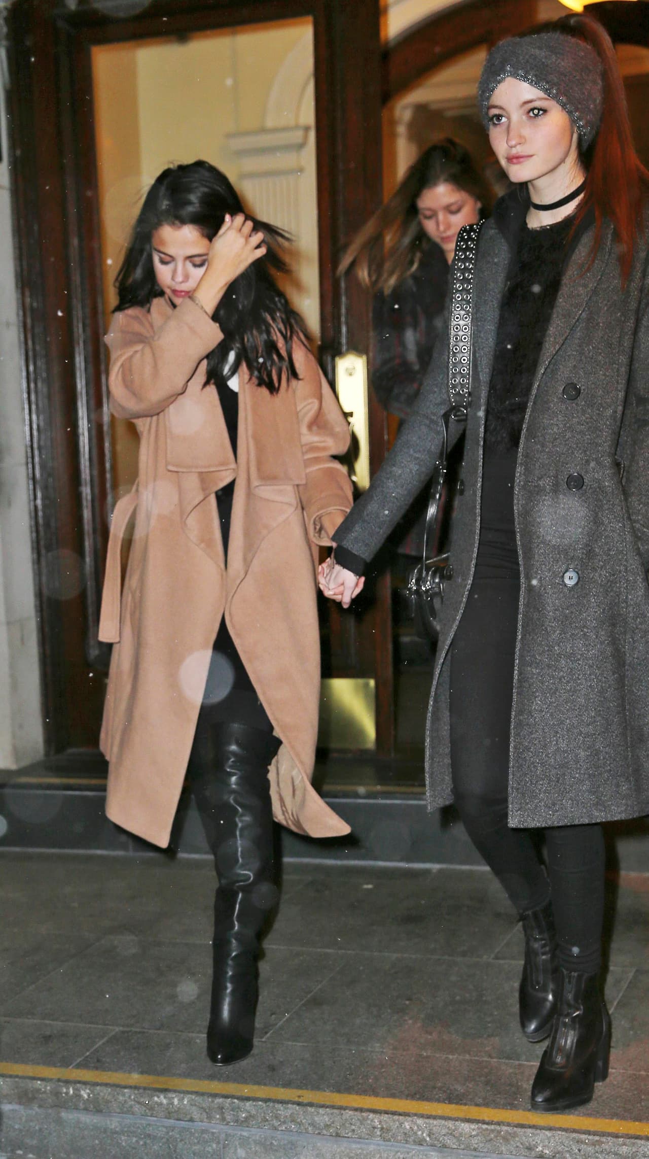 Lo que más llamó la atención es que ambas iban tomadas de la mano y al menos Megan, muy quitada de la pena.