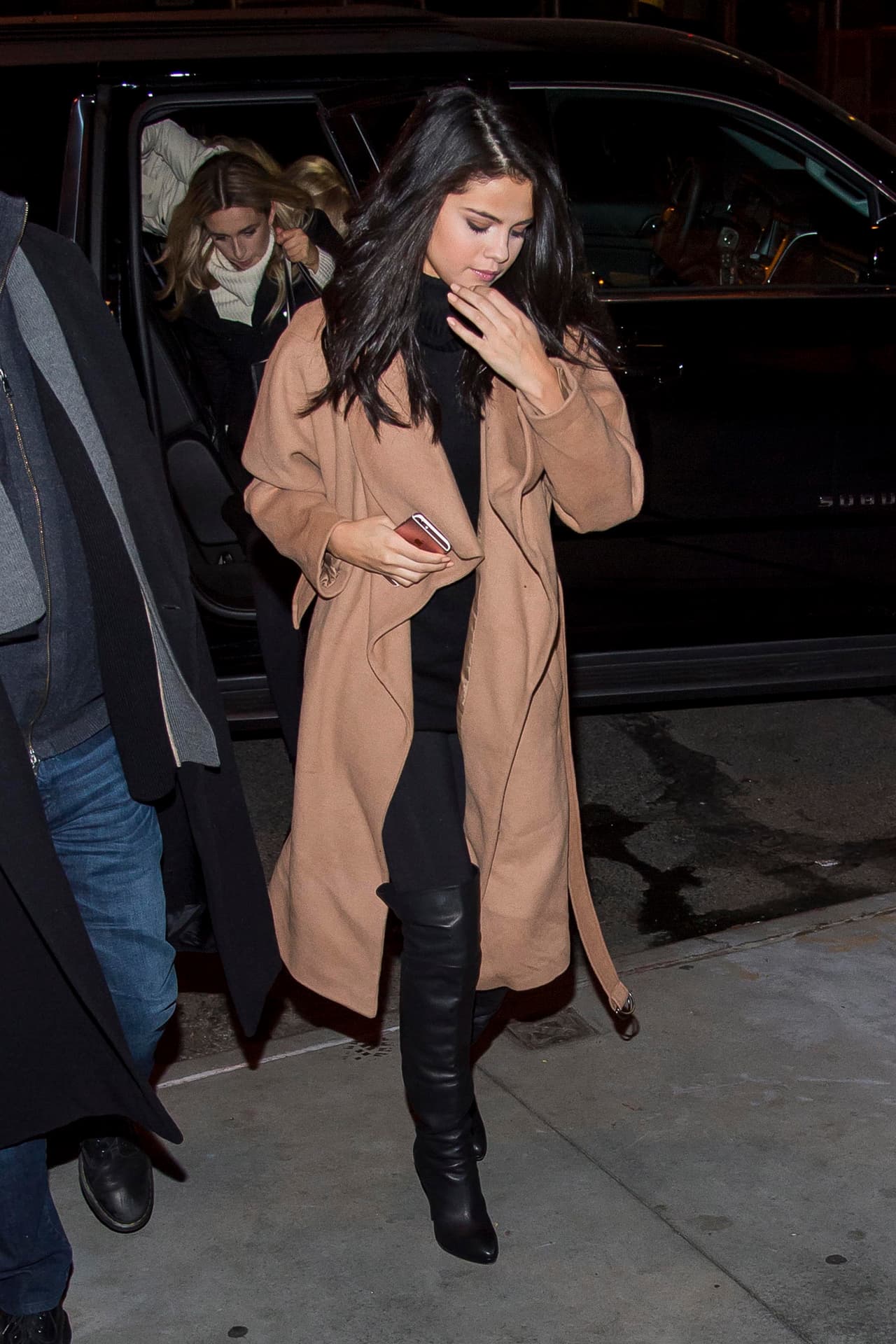 Por supuesto, iba bellísima para la noche, con ese abrigo se robó las miradas.