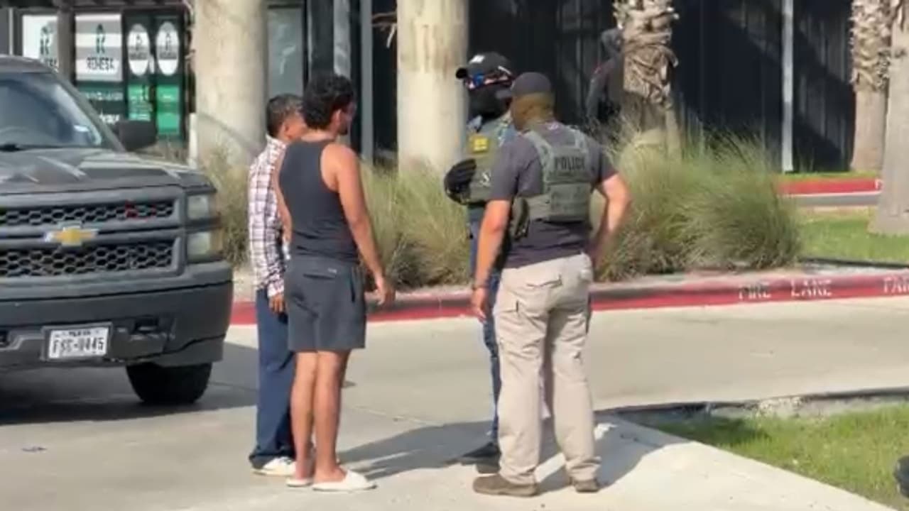 Esta operación 
<b>se suma a otras redadas de inmigración</b> que han ocurrido en el sur de Texas en los últimos meses, tanto en establecimientos comerciales como en paradas de tránsito.