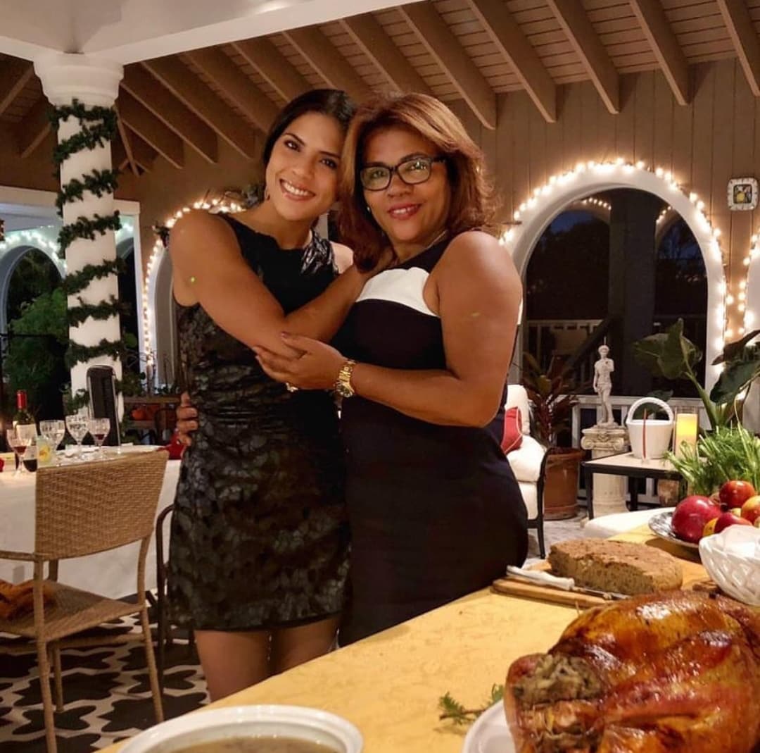 Francisca y su madre son muy unidas, juntas pasaron muchas tristezas y tuvieron una vida llena de obstáculos, pero su amor y optimismo prevaleció hasta esta parte en la que la ex Nuestra Belleza Latina irradia felicidad.
<br>