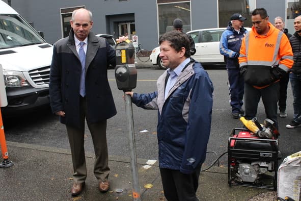 A la derecha, Steve Novick, comisionado de la ciudad, entrega el “fósil viviente” al director de la Sociedad Histórica de Oregón, Kerry Tymchuk. (Hannah Schafer/PBOT)