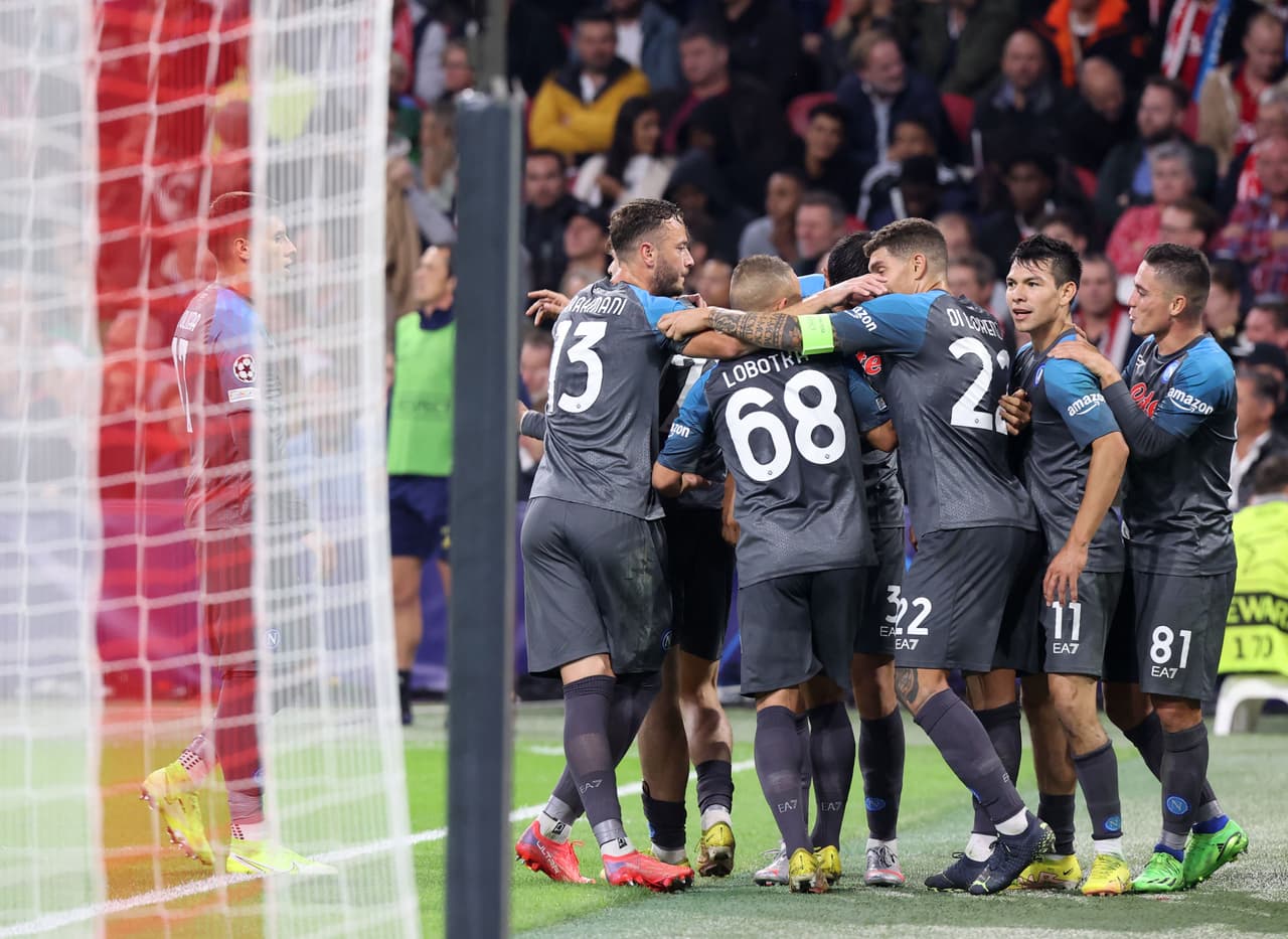 Napoli aplastó al Ajax a domicilio y lleva paso perfecto en la Champions League.