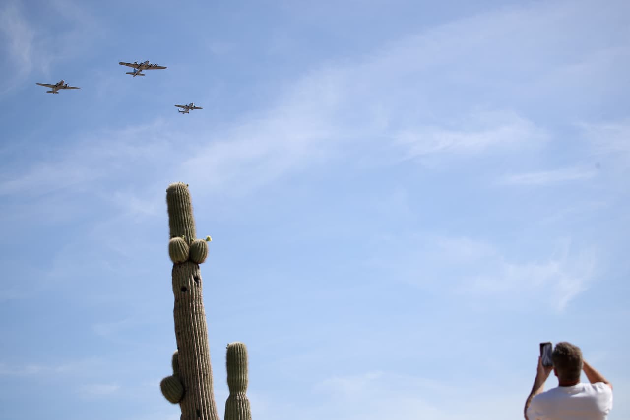 Residentes de Phoenix observaron el vuelo de un avión histórico para commemorar el 75 aniversario del fin de la Segunda Guerra mundial.