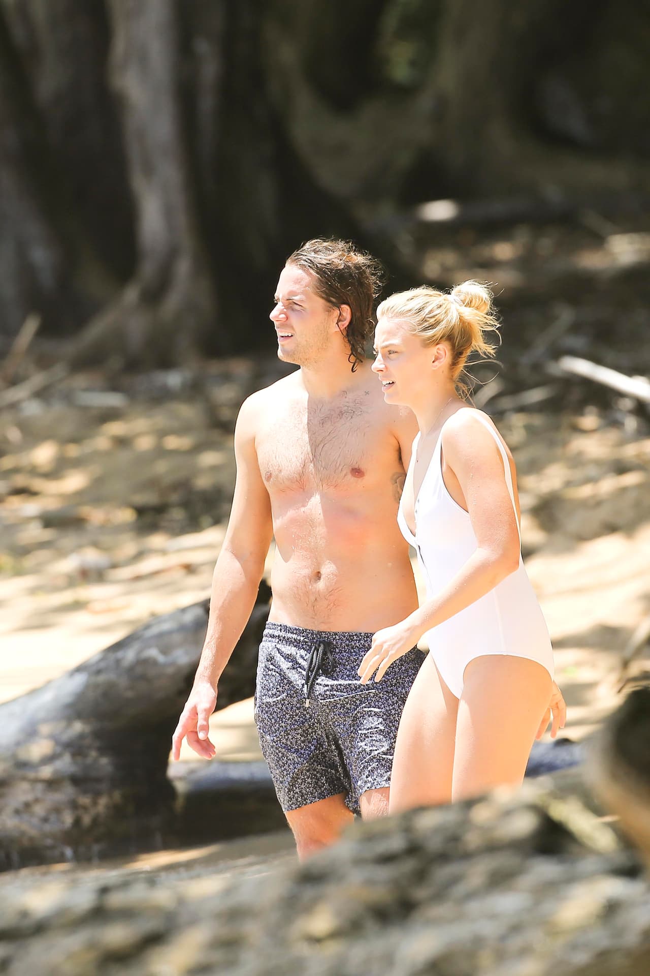 Decidió probar suerte surfeando en el mar.