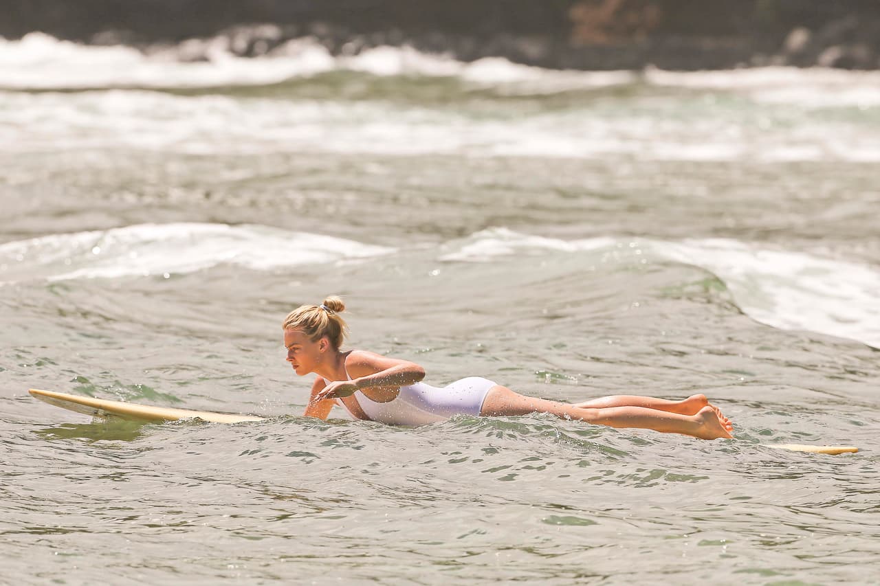 Y la bella se aventuró a montar algunas olas.