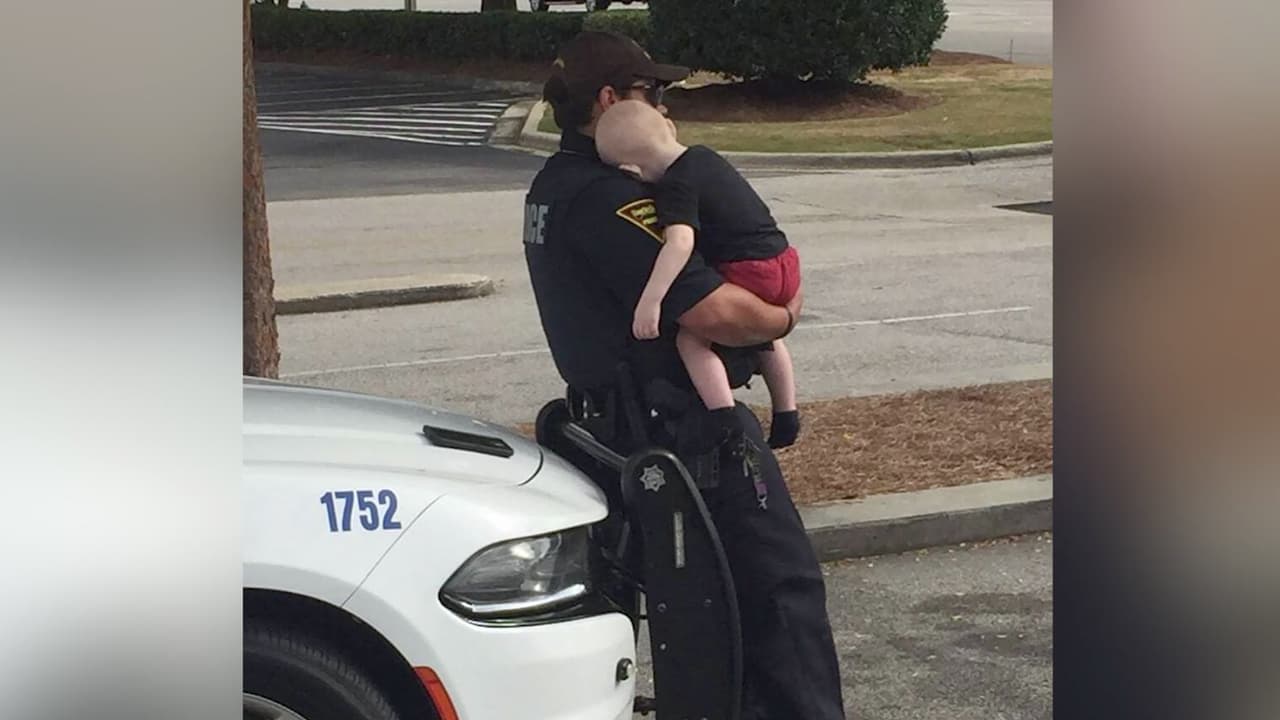 Policías rescatan a niño de 1 año en un auto luego que padres sufrieran una sobredosis de drogas