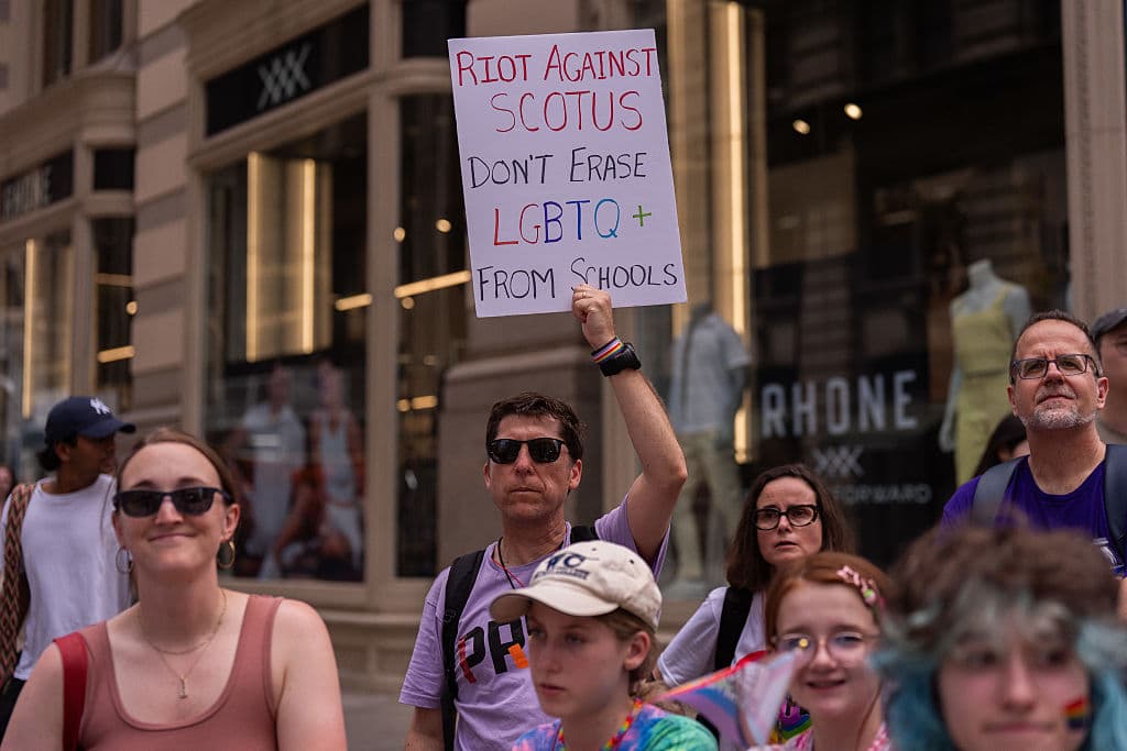 Durante el desfile, hubo quien
<b><a href="https://www.univision.com/local/washington-dc-wfdc/corte-suprema-de-maryland-permite-que-padres-excluyan-a-hijos-de-clases-con-libros-lgbtq-en-escuelas" target="_blank">alzó su voz contra la Corte Suprema de los Estados Unidos,</a></b> suplicando que no elimine a la comunidad LGBTQ+ de las escuelas. Se refería a la decisión informada el pasado viernes por el máximo tribunal de los Estados Unidos, que dictaminó que los padres de Maryland con objeciones religiosas,
<b>pueden retirar a sus hijos de las clases en las escuelas públicas</b>
<b>que utilicen libros de cuentos LGBTQ.</b>