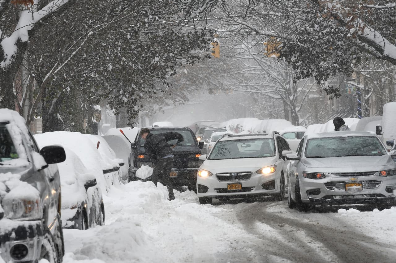La tormenta dejó caer más de un pie de nieve en partes de la región la noche del domingo y lunes y podría traer un total de 10 a 20 pulgadas en total el martes por la mañana desde Pennsylvania a Maine, dijeron los meteorólogos. En la imagen, la gente trabaja para palear sus vehículos después de una nevada durante la noche que causó problemas de estacionamiento y situaciones de tráfico en State street, en Albany, Nueva York.