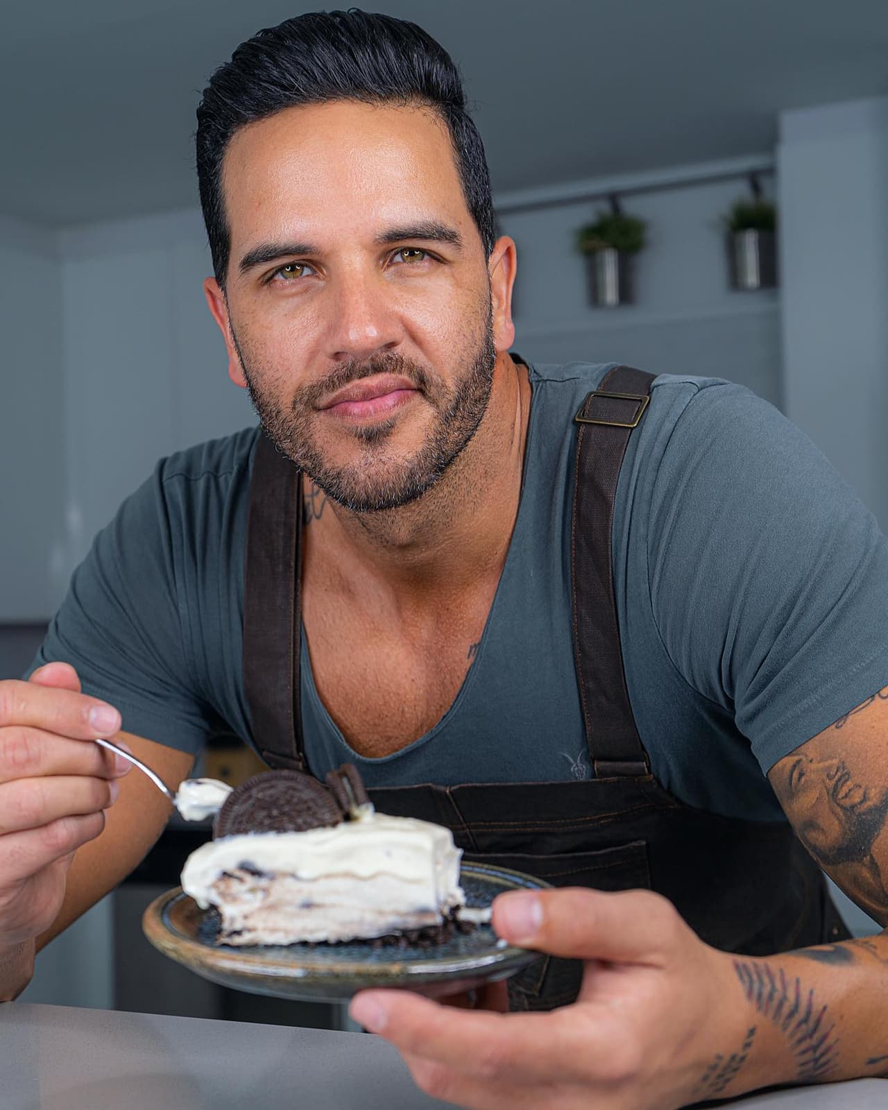 Este domingo dio inicio el reality show Mira Quién Baila Univision All Stars, y la primera gala estuvo llena de muchas sorpresas entre las que se encuentran el talento que demostró el Chef Yisus en la pista de baile.