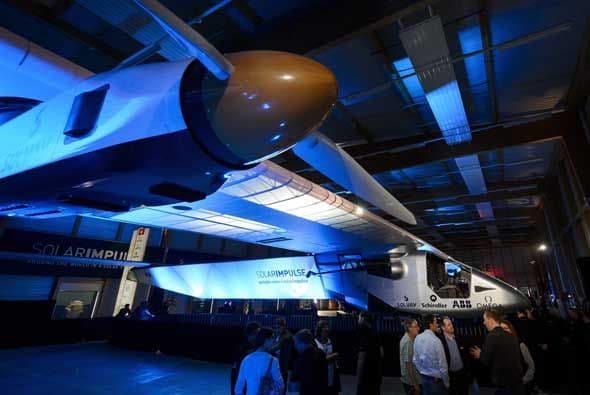 Solar Impulse 2 (Si2), el segundo prototipo de avión solar, fue presentado en Suiza, con miras a dar la vuelta al mundo a partir de marzo del 2015, gracias a su autonomía que le permitirá volar hasta cinco días seguidos.