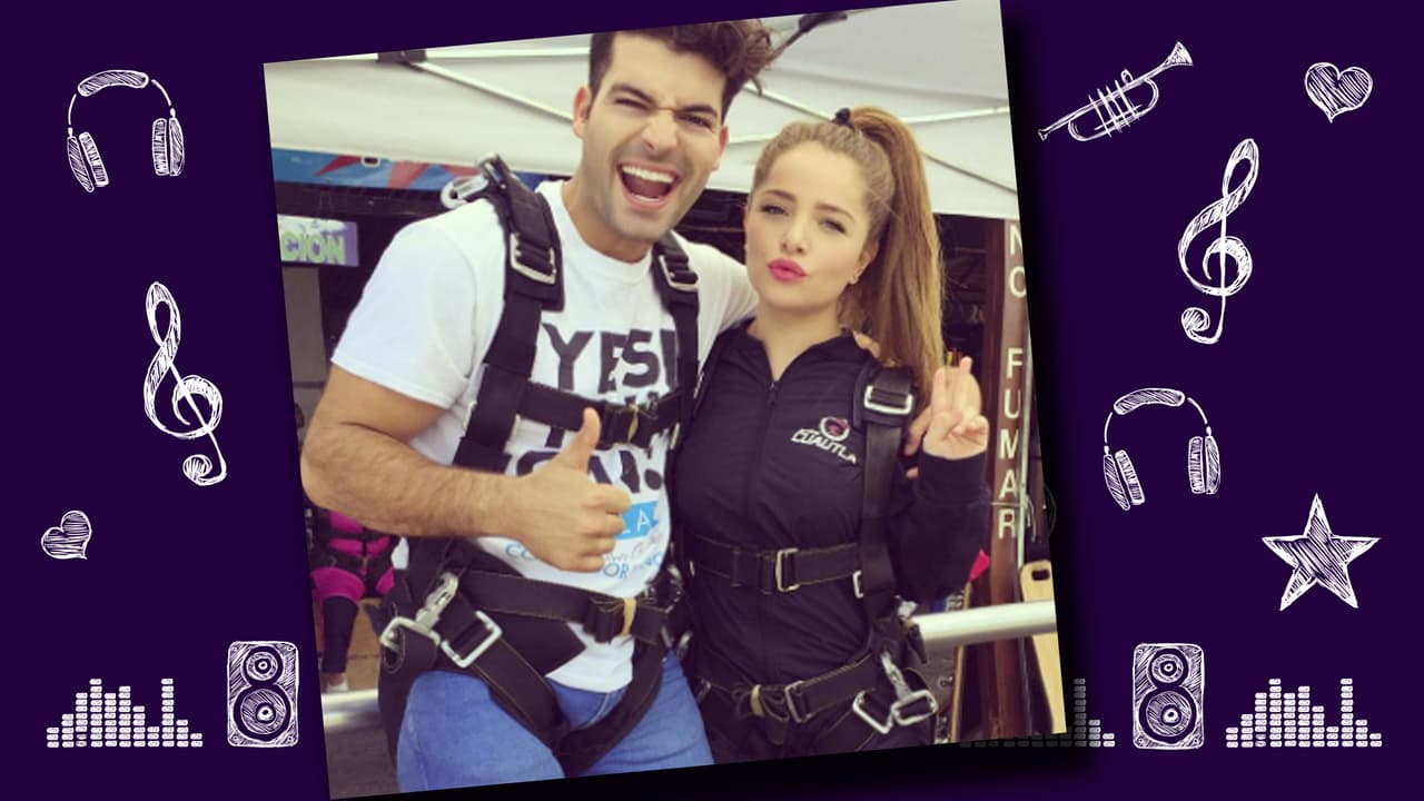 Adrián y Sandra se conocieron durante las grabaciones de la telenovela Rosario en 2013. El actor participó en el reality Protagonistas y es todo un galán. La relación de ambos es como todo un cuento de hadas. Ambos disfrutan compartir con la familia, practicar deportes extremos y mantenerse en forma. Adrián apoya 100 por ciento a Sandra en esta nueva aventura musical. Esta parejita y nos encanta y esperamos duren mucho tiempo.