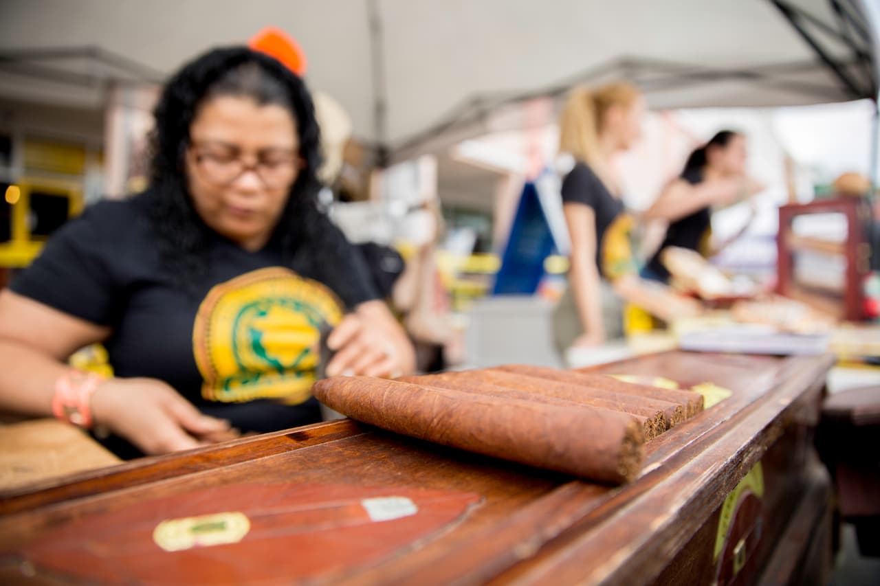 Una experta fabricante de habanos de la tradicional cigarrera Guantanamera prepara puros a la vista de todos en la calle Ocho de la Pequeña Habana.