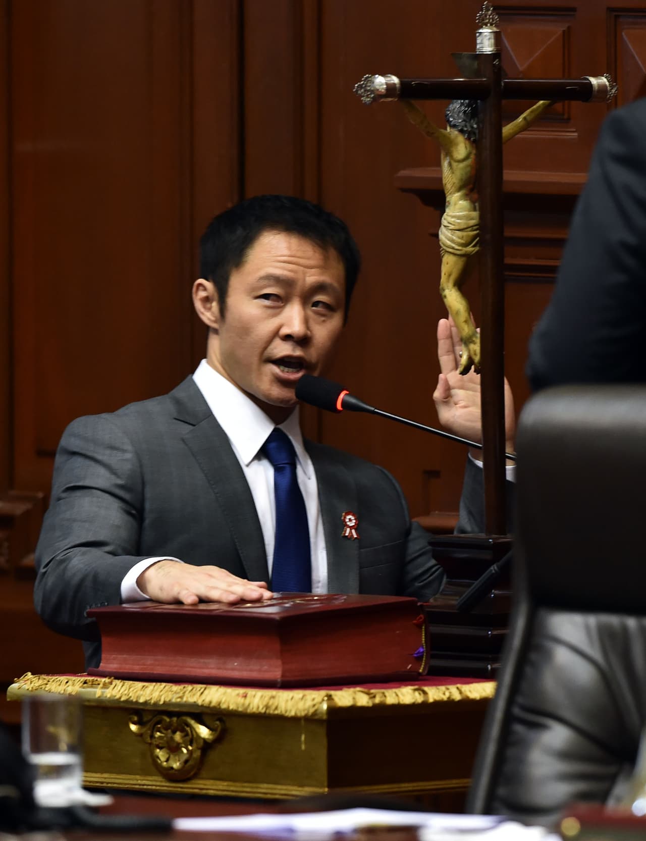 <b>Marzo 2017. </b>Fuerza Popular, el mayor partido de oposición en el Congreso, muestra videos y audios para denunciar una supuesta compra de votos de sus legisladores con el fin de evitar que el mandatario sea destituido de su cargo. En los videos aparece el menor de los hijos de Fujimori, Kenji, quien colaboró para que no se consiguieran los votos suficientes para destituir a Kuczynski en la primera votación del pasado diciembre.