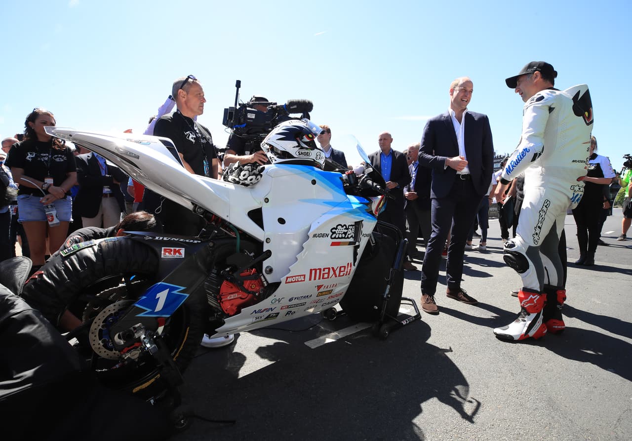 De acuerdo con publicaciones especializadas de motociclismo, el príncipe William, duque de Cambridge, es fanático de las motos y es propietario de algunos modelos. Por esa razón se mostró interesado por saber más de esta carrera considerada un sueño para pilotos y seguidores del motociclismo deportivo. En 2018 la TT de la Isla de Man ya ha cobrado la vida de dos pilotos.