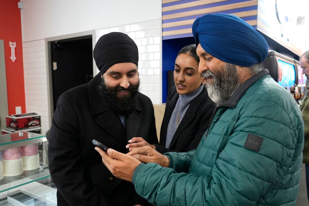 Cuando le avisaron
<b> Jaspal Singh, patriarca de esta familia</b>, que había vendido el boleto ganador del 
<b>quinto premio más grande de Mega Millions</b>, no lo podía creer. En la imagen, con su teléfono celular en mano, muestra 
<b>a su hijo Ishar y a Verdeen Gill</b> (a la izquierda y centro), el mensaje oficial que recibió de Mega Millions. Ninguno de los miembros de esta familia sospecha 
<b>quién compró ese boleto, mucho menos pueden decir cuándo</b>.