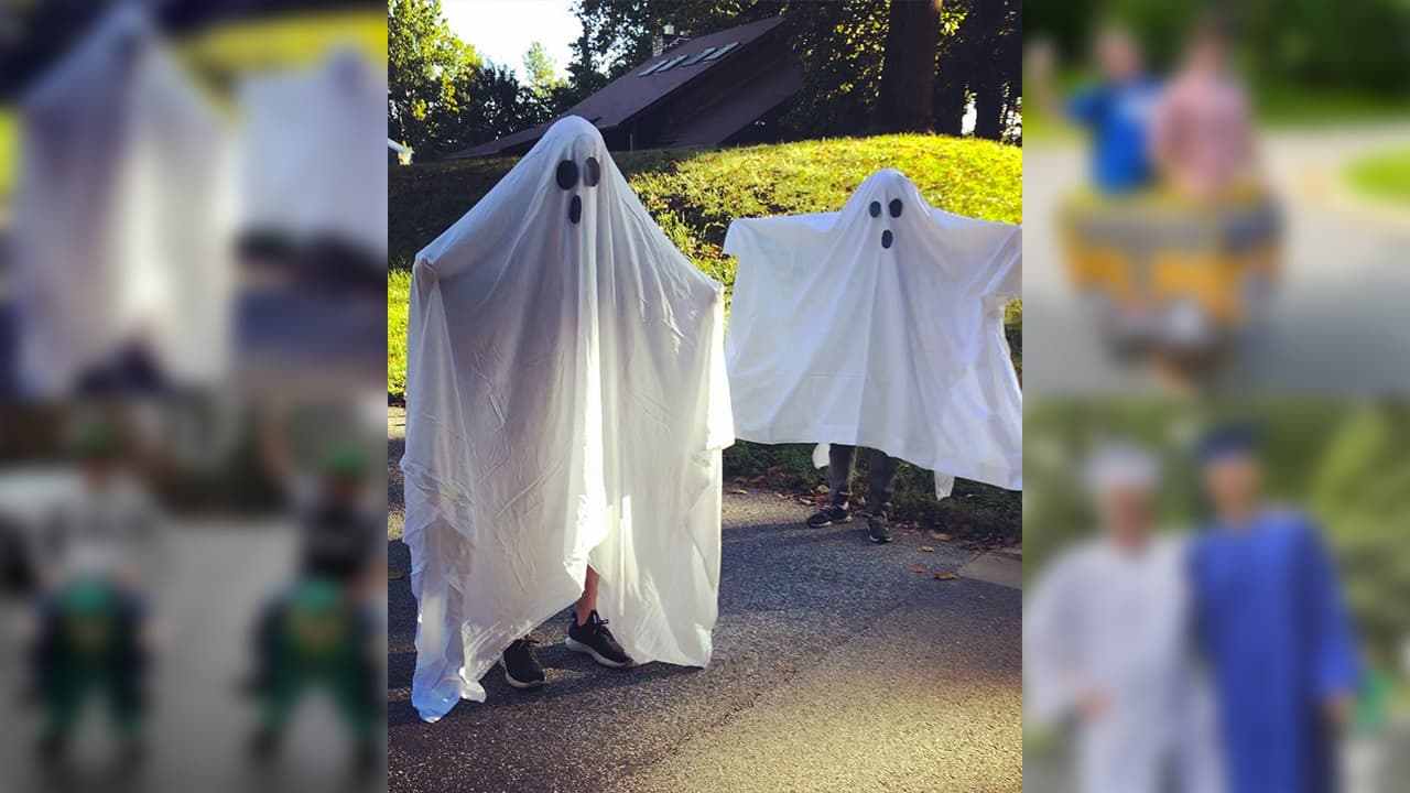 Hicieron su primera travesura el 1 de octubre de 2021 con un sencillo disfraz de fantasmas por el mes de Halloween.