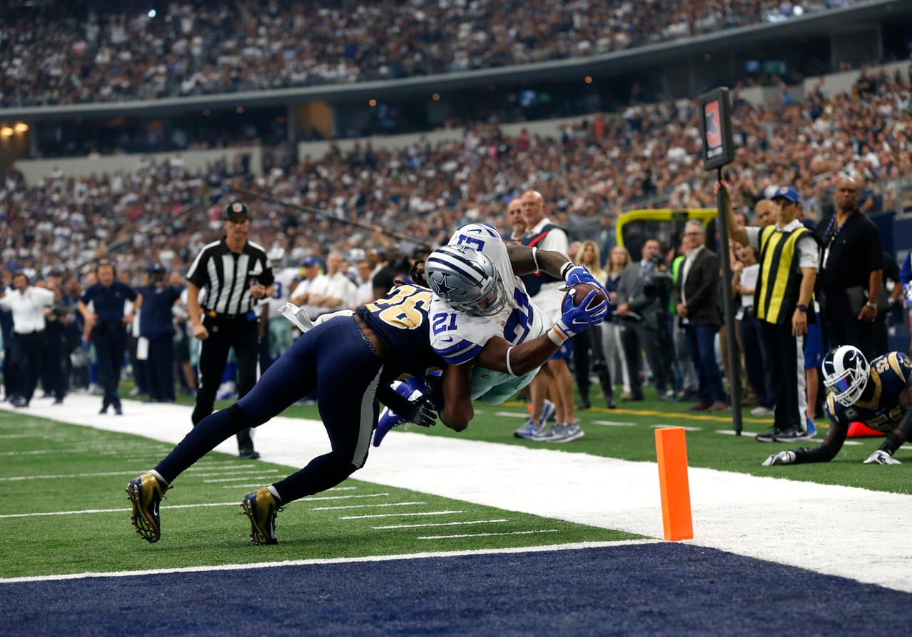 Después los Cowboys montaron una serie sostenida por Elliott que culminaría con su primera conquista de las diagonales en el segundo cuarto. Zeke se metió a la zona ‘volando’ tras recibir un pase por izquierda.