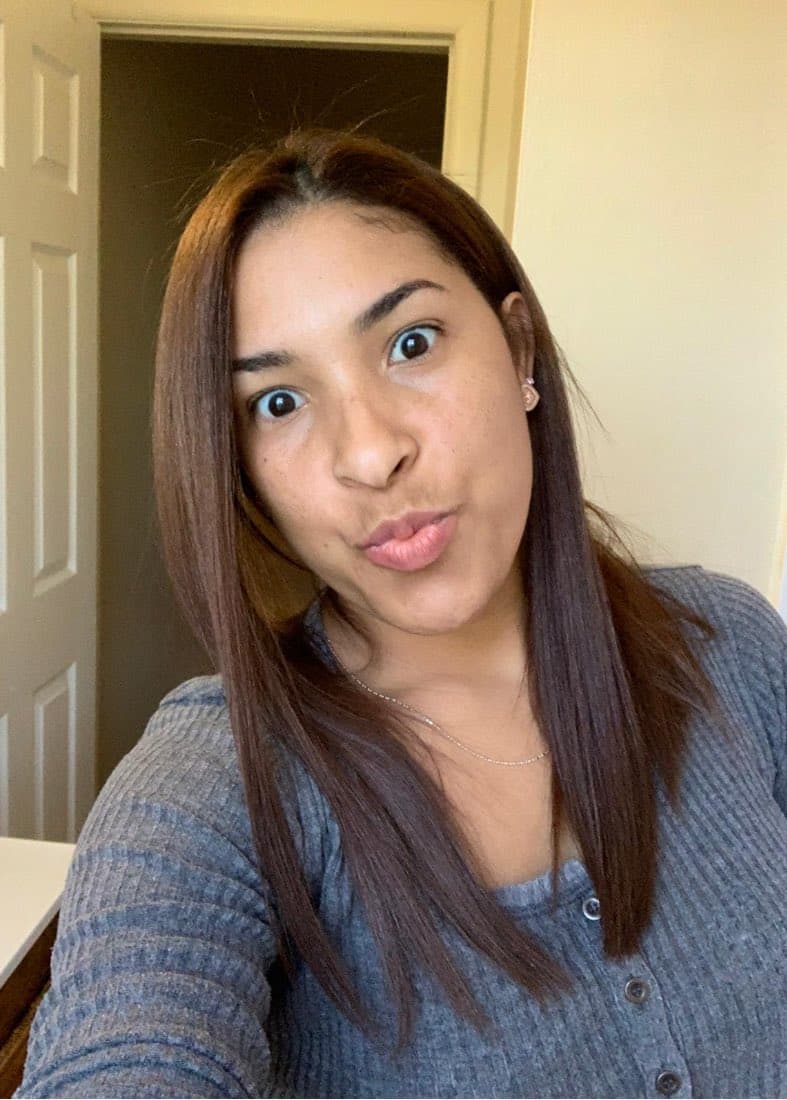 Ruth Reyes fue descrita por vecinos como una mujer trabajadora y sencilla, al pendiente de sus dos hijos.
<br>
<br>"Ella es una gran persona, siempre estuvo allí para sus hijos, siempre trabajando. Si no trabajaba, estaba en su casa. Era muy humilde y se mantenía sola. Muy amable", dijo Gilson Arcano, primo de la víctima. 
<br>
<br>