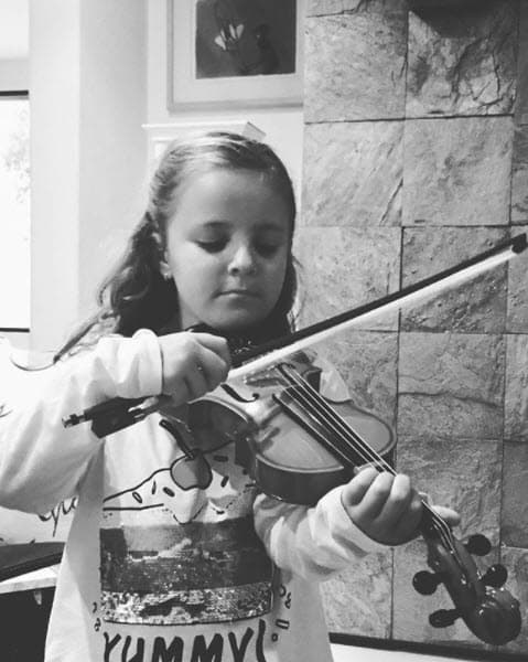 Ella es Roberta la hija de Alexis Ayala, quien ya le dijo a su padre que quiere ser una gran violinista.
