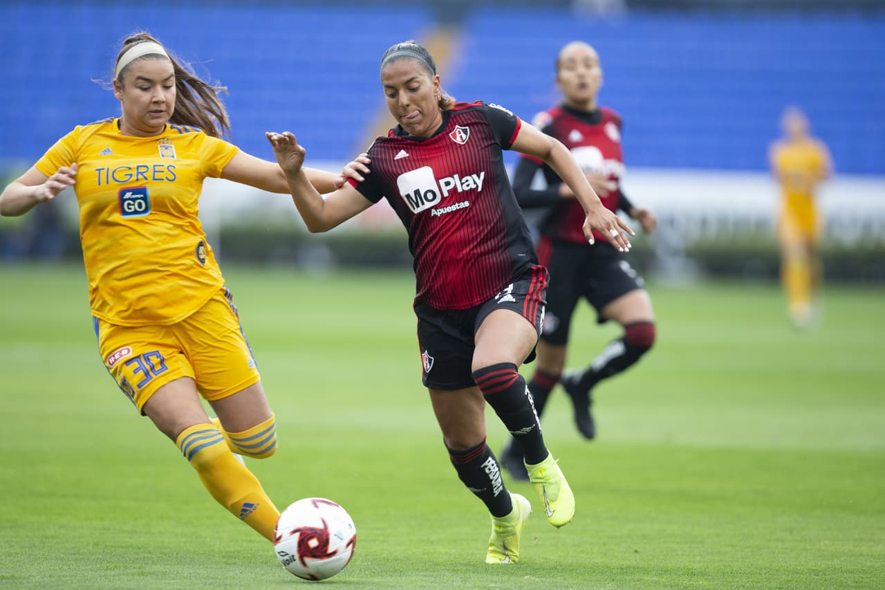Con goles de Belén Cruz y Miah Zuazua, 'las Felinas' ganan 2-0 al Atlas y llegan a 10 puntos. El equipo femenil de Tigres sigue en ascenso en la Liga MX Femenil.