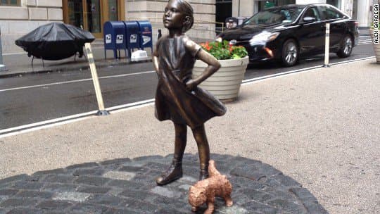 La niña valiente de Nueva York enfrentó otro detractor: la escultura de un perro que la orina