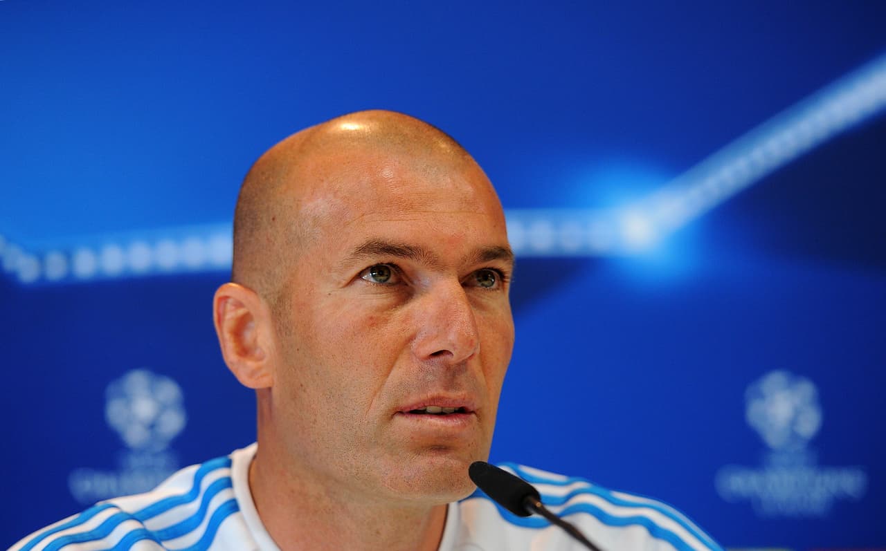 Aunque un poco más calmado, el técnico de Real Madrid, Zinedine Zidane, se puso serio durante una rueda de prensa en la que le dijo clarito a los comunicadores presentes que dejaran de buscar diferencias entre él y el colombiano James Rodríguez.