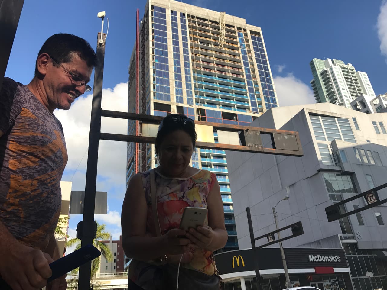 Residentes de Miami agradecen haberse salvado de una peor catástrofe con el huracán Irma