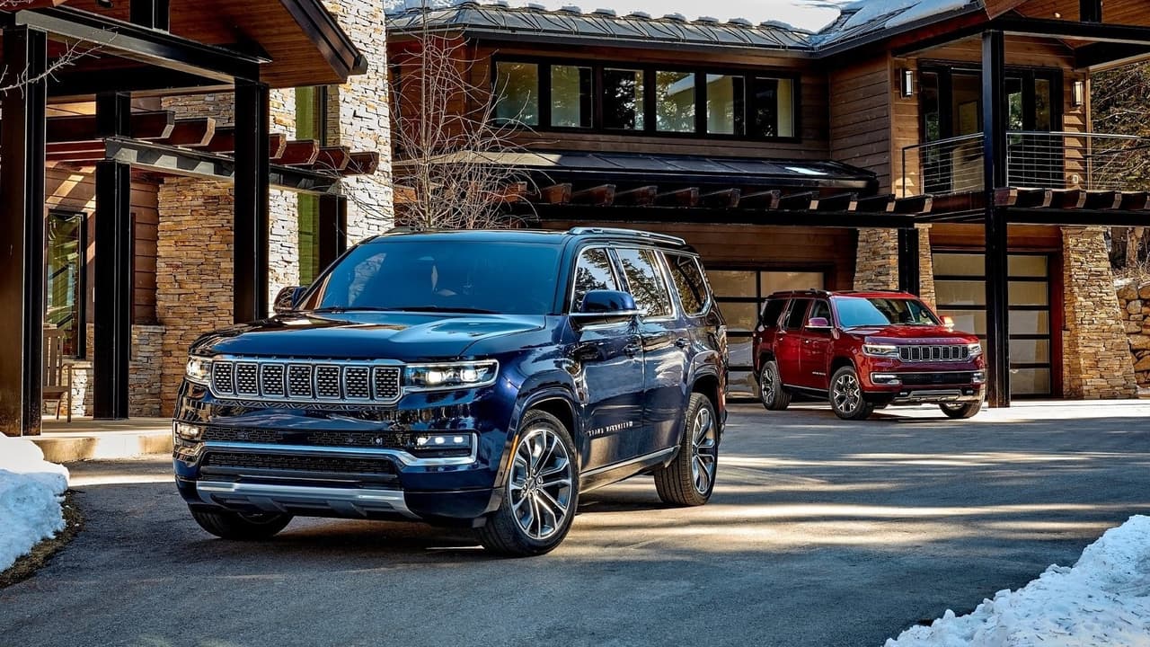 Las versiones de producción de la Wagoneer y Grand Wagoneer 2022 recientemente fueron reveladas por Jeep y como era de esperarse respetan en gran medida el diseño y las características del prototipo que el fabricante presentó hace unos meses. Pero, ¿por qué hay una Wagoneer y una Grand Wagoneer? ¿En qué se parecen estas dos variantes y sobre todo en qué se diferencian?