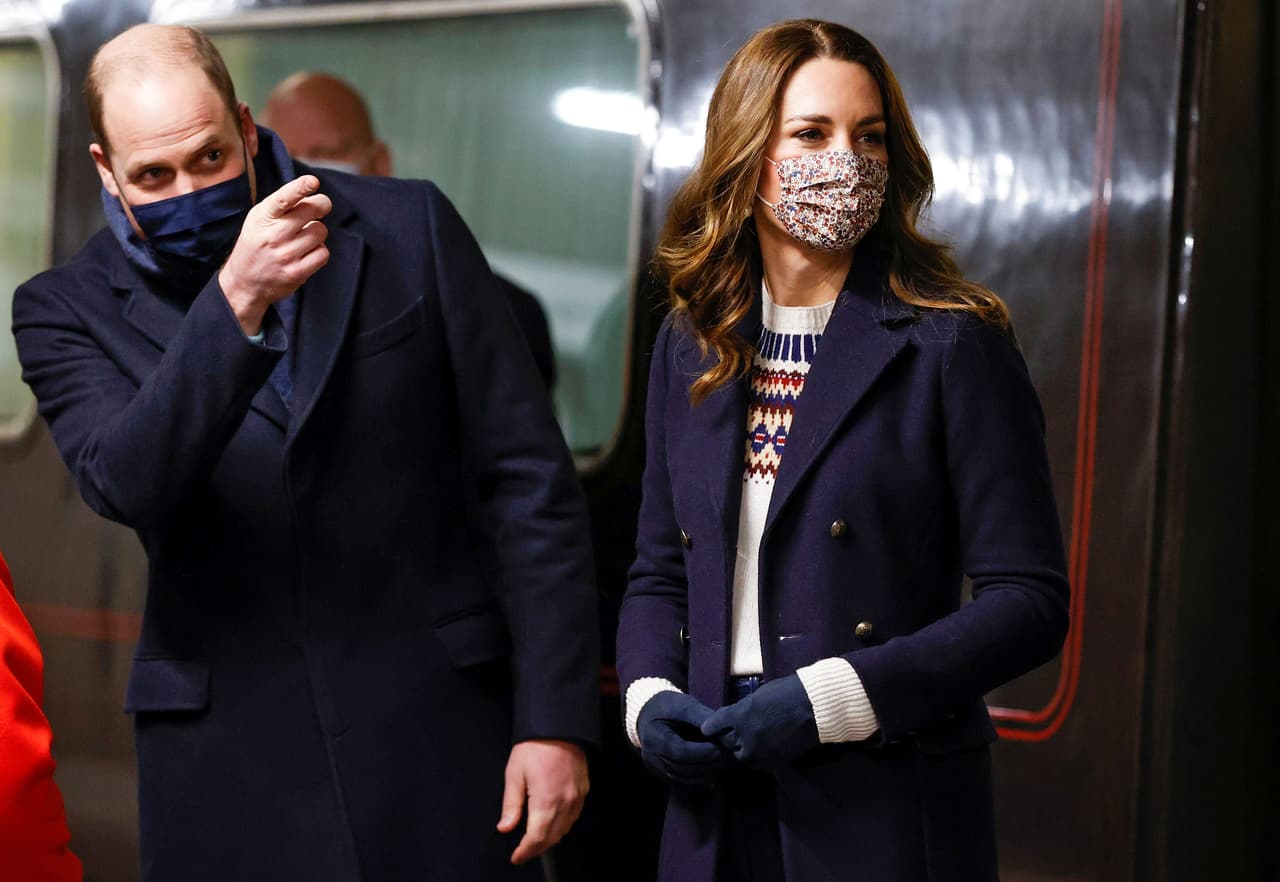 <b><a href="https://www.univision.com/famosos/muere-lupo-el-perro-del-principe-william-y-kate-middleton-fotos" target="_blank">El príncipe William y Kate Middleton</a></b> iniciaron una mini gira por el Reino Unido transportándose en el tren de la familia real británica, en un recorrido que comprende unas 1,250 millas.